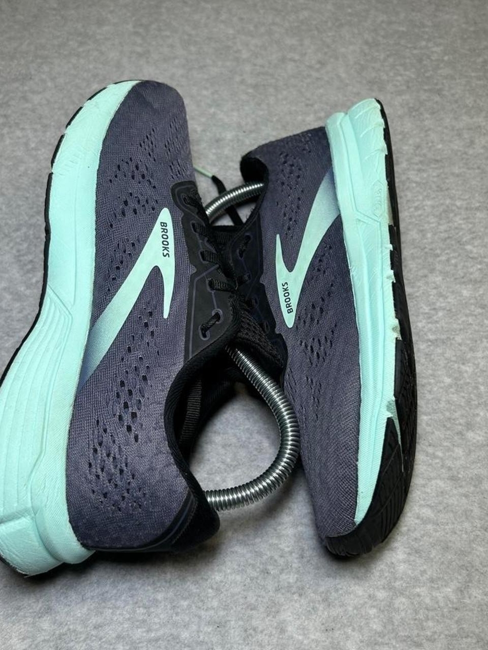Brooks Women's Running Shoes in Navy and Mint Size 8